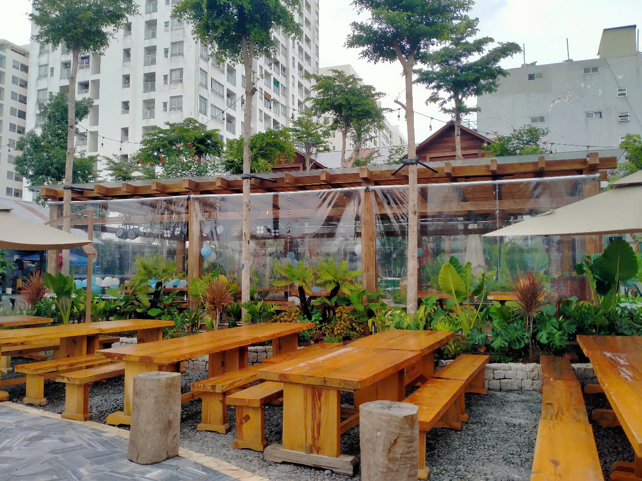 Bạt cuốn trong suốt che mưa tự động ứng dụng tại quán ăn, nhà hàng