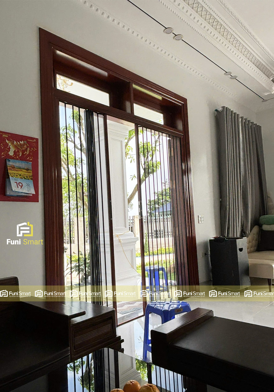 Chi tiết mẫu cửa lưới xếp lá nhôm màu vân gỗ tại Funismart Chi tiết mẫu cửa lưới xếp lá nhôm màu vân gỗ tại Funismart