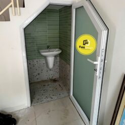 Chi tiết cửa nhà vệ sinh đóng mở Funismart thi công