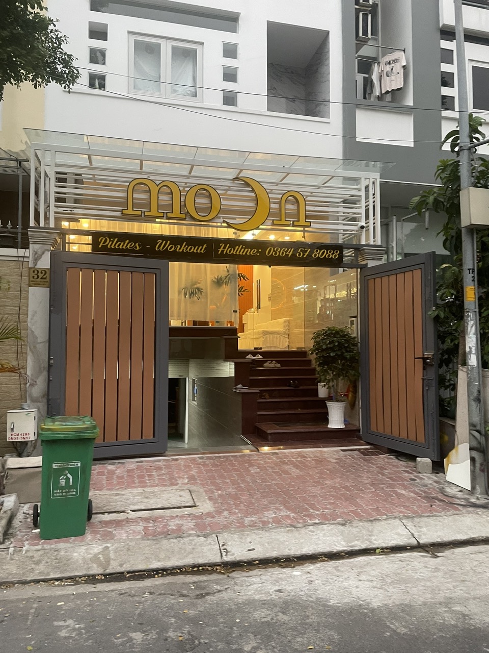 Cổng sắt kết hợp lam sóng nhựa giả gỗ - Giải pháp đẹp, bền, tiết kiệm