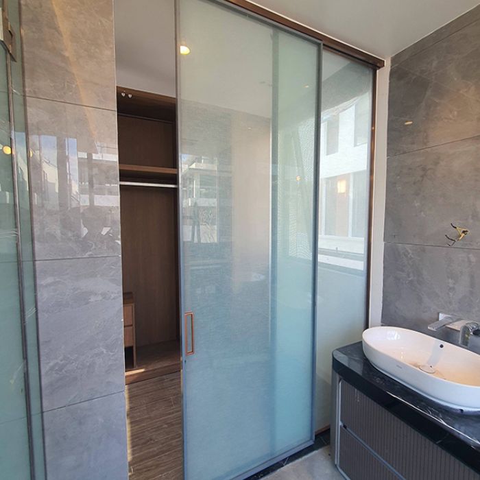 Cửa Slim lùa cho nhà vệ sinh không ray dưới