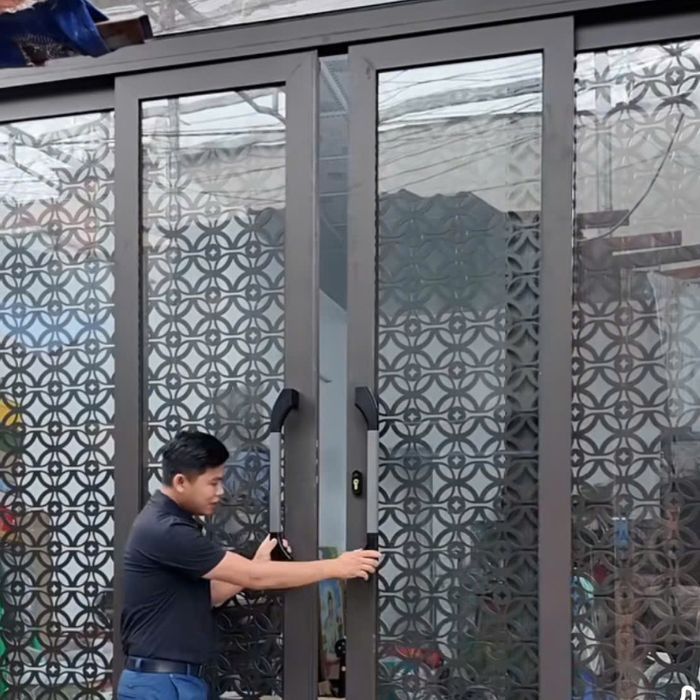Cửa mở quay CNC họa tiết đẹp mắt, tinh tế