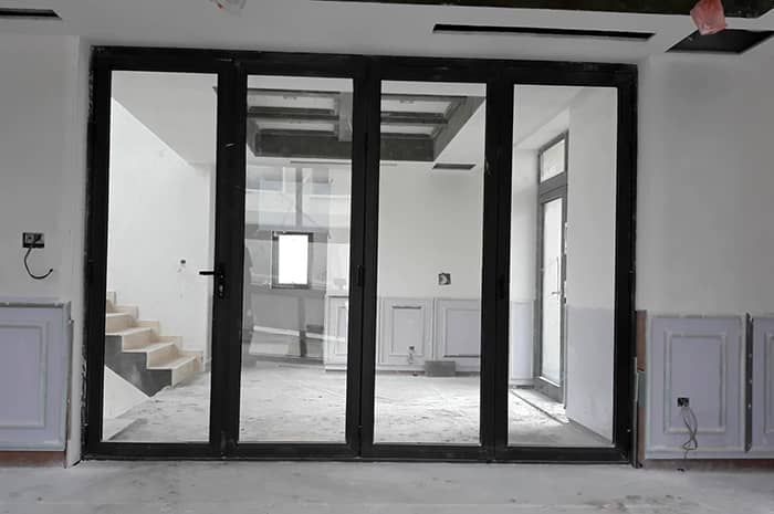 Cửa nhôm kính trượt gấp làm vách ngăn phòng bếp