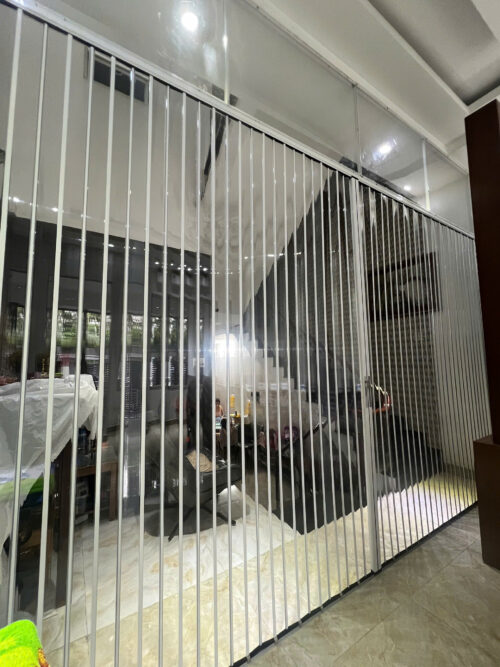 Cửa nhôm xếp lá nhựa trong chia đố