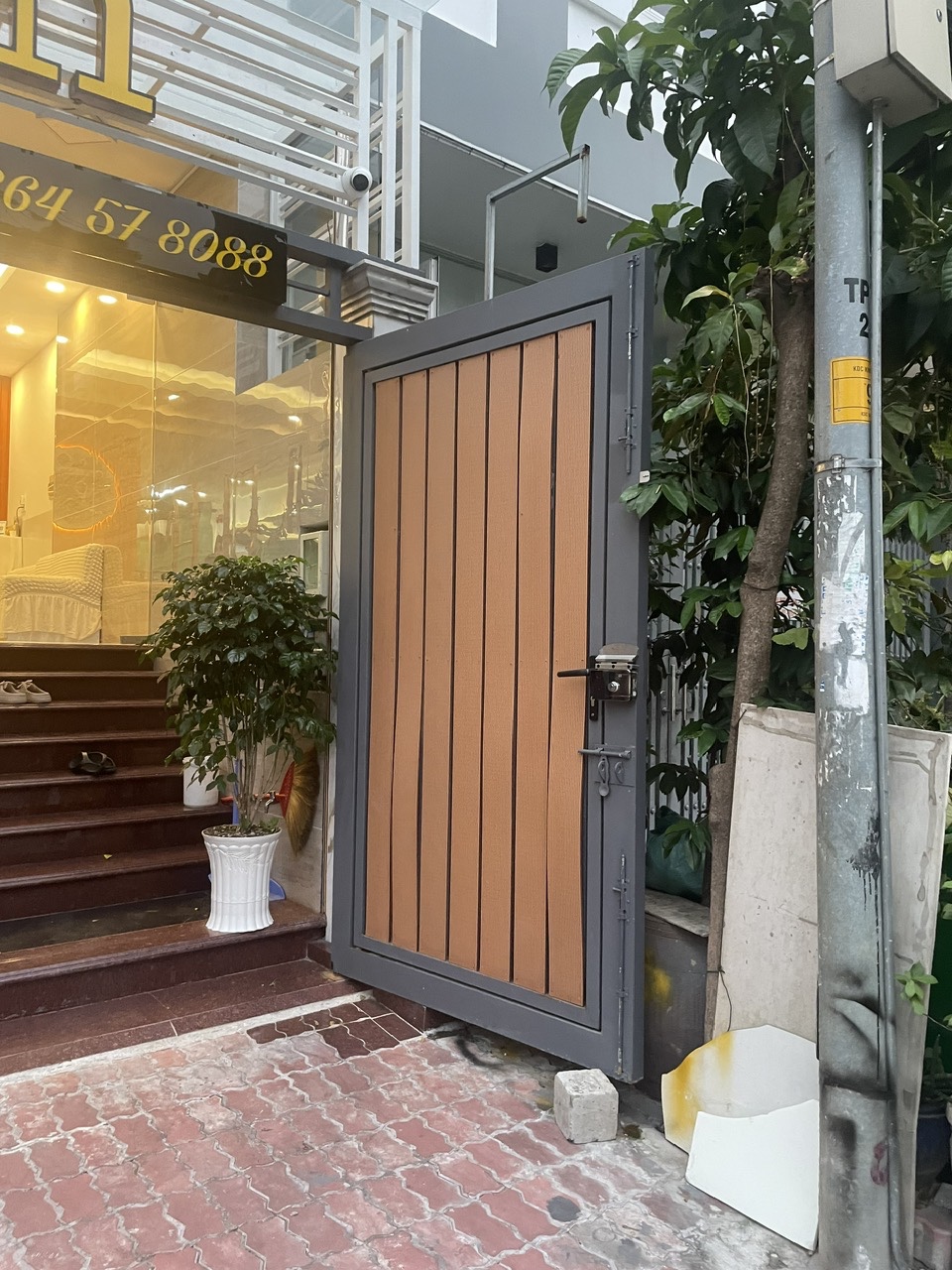 Cửa sắt kết hợ lam nhựa sóng làm cổng chính