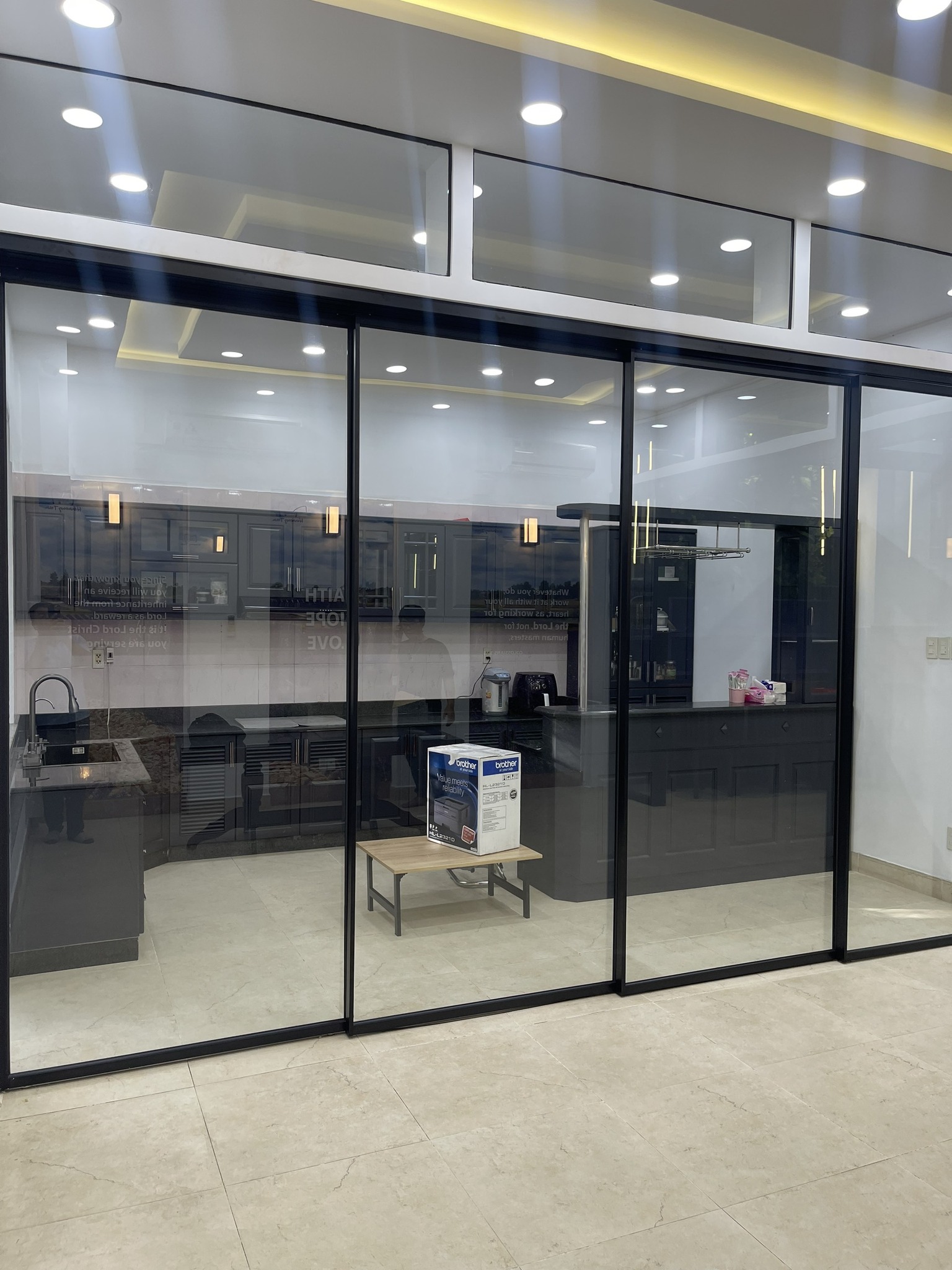 Cửa slim lùa không ray dưới tinh gọn, thẩm mỹ