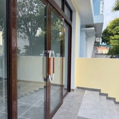 Cửa trượt quay màu gỗ trắc sang trọng