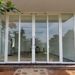 Cửa trượt quay màu trắng