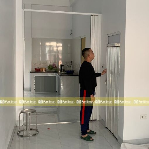 Cửa xếp lá nhôm màu trắng đục với cơ chế xếp gọn tinh tế