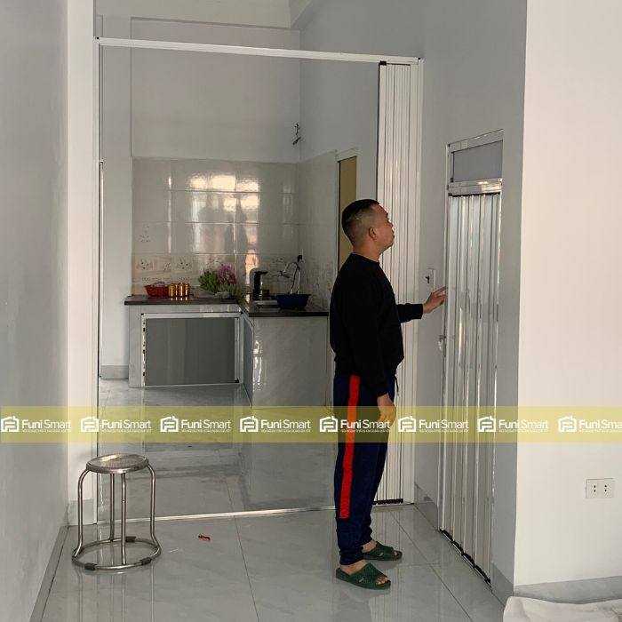 Cửa xếp lá nhôm màu trắng đục với cơ chế xếp gọn tinh tế