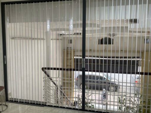 Cửa nhà trong suốt hệ nhôm xếp gọn khu cầu thang