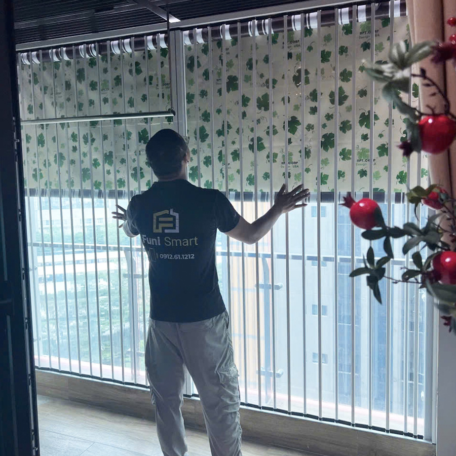Cửa xếp lá nhựa trong suốt che mưa ban công tại Funismart
