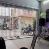 cửa xếp lá nhựa trong suốt cửa chính funismart thi công