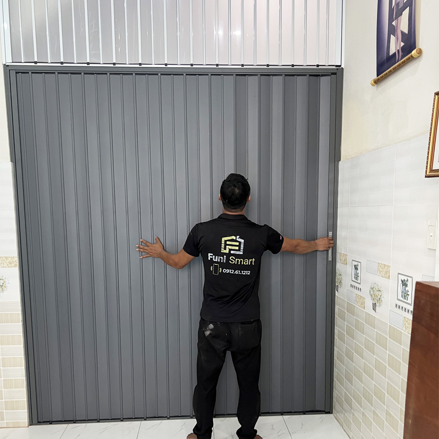 Cửa xếp lá nhôm đặc ngăn phòng của Funismart thi công kinh nghiệm 
