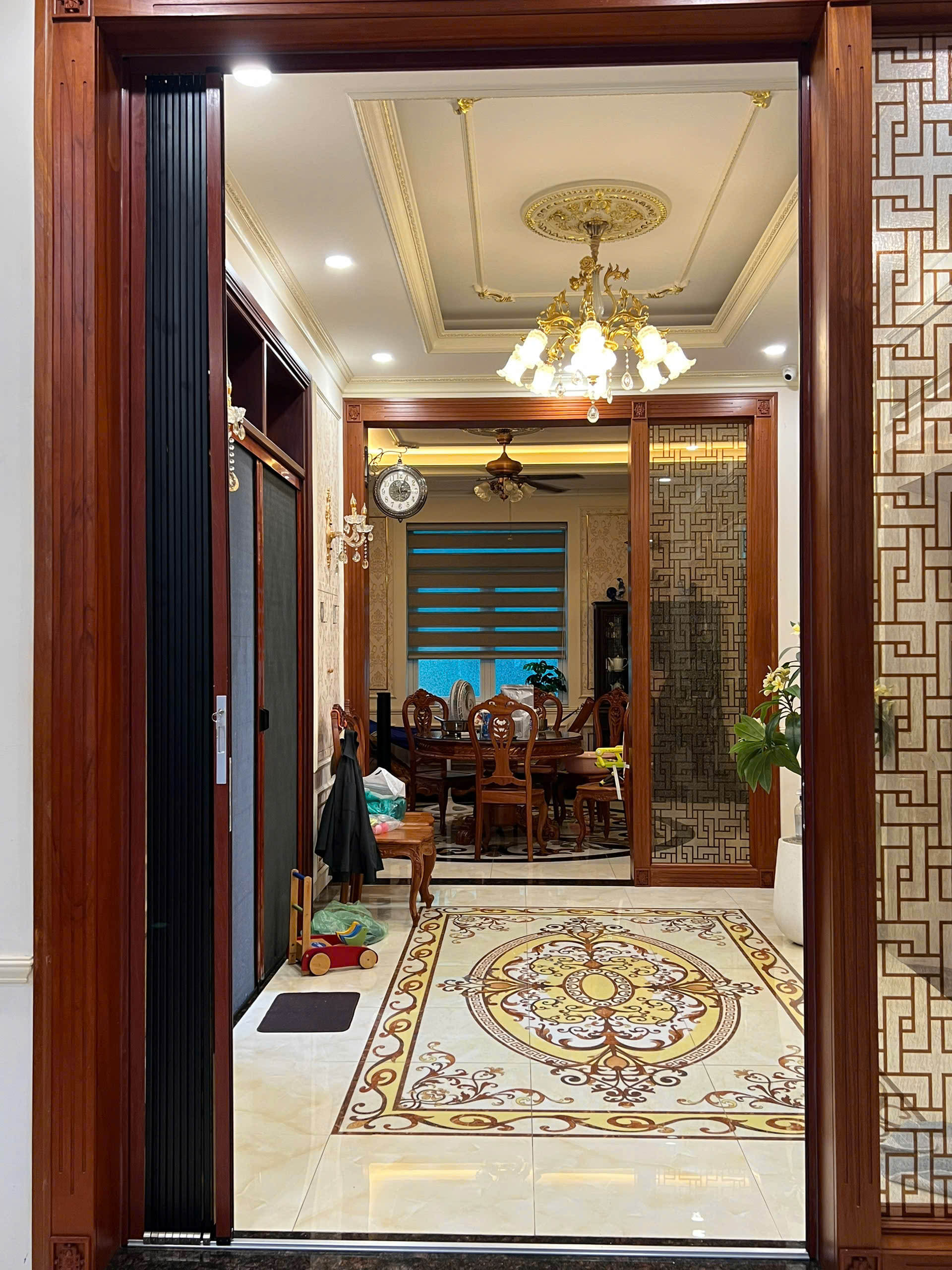 cửa xếp nhôm lá nhựa màu trà xếp gọn gàng