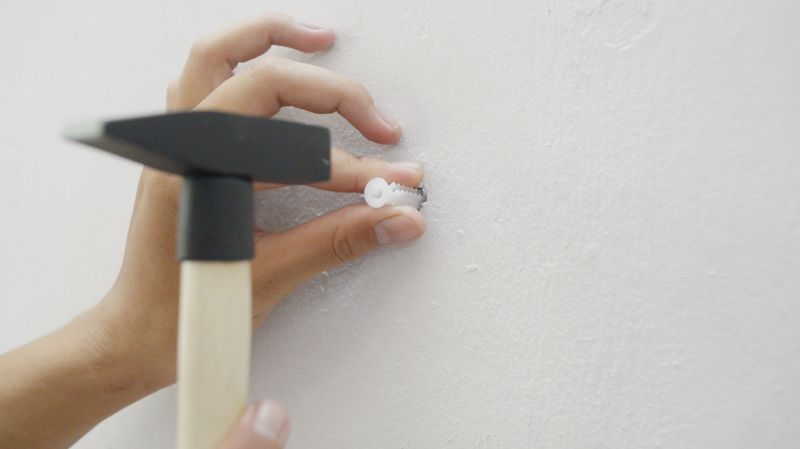 Đóng tắc kê vào tường để dễ khoan vít cố định vách