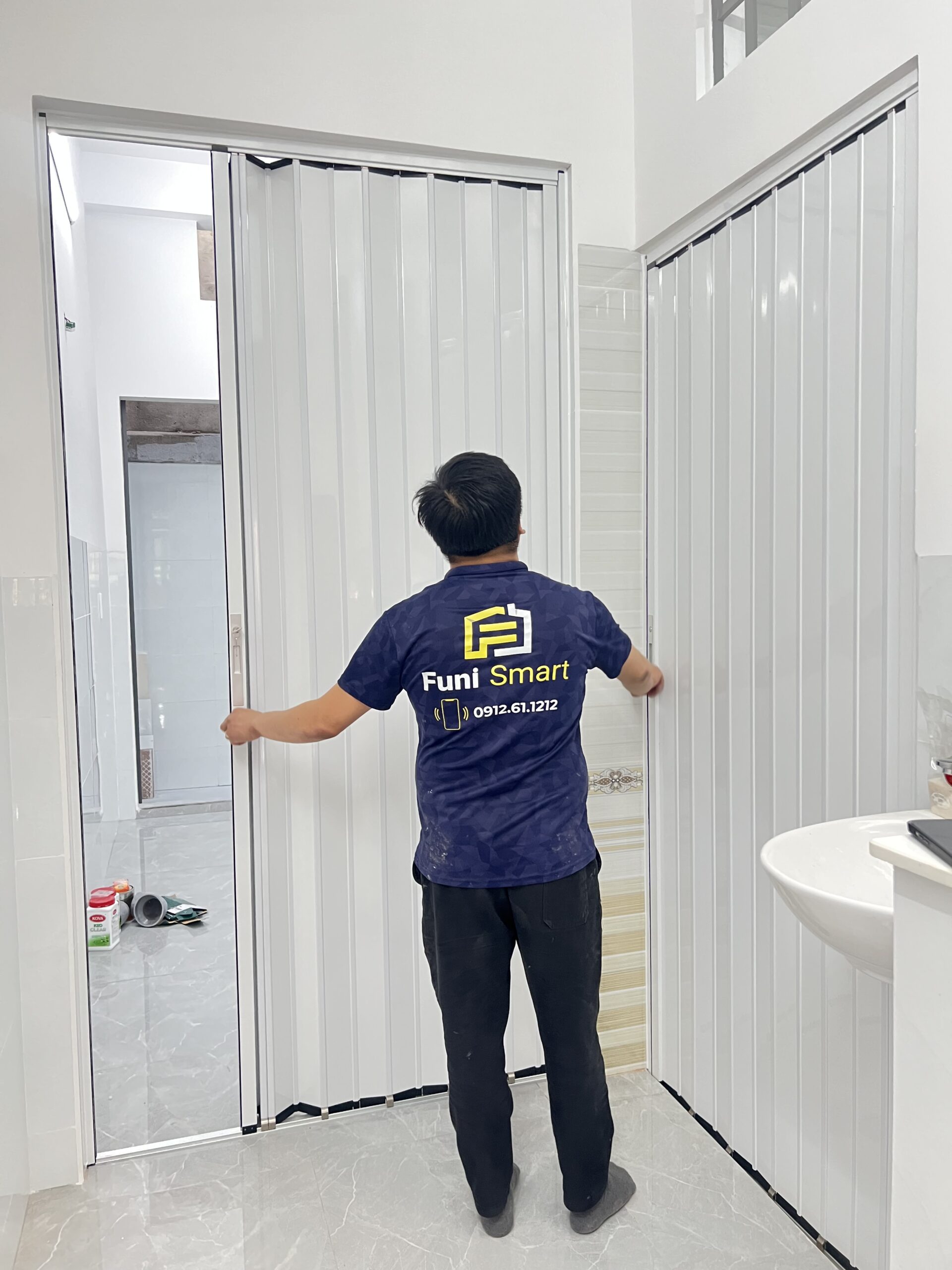 Cửa xếp lá nhựa trắng đục nhà vệ sinh nhà tắm lắp bởi Funismart
