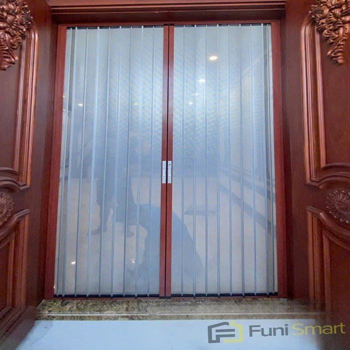 Cửa xếp lá nhựa trắng đục nhôm màu gỗ