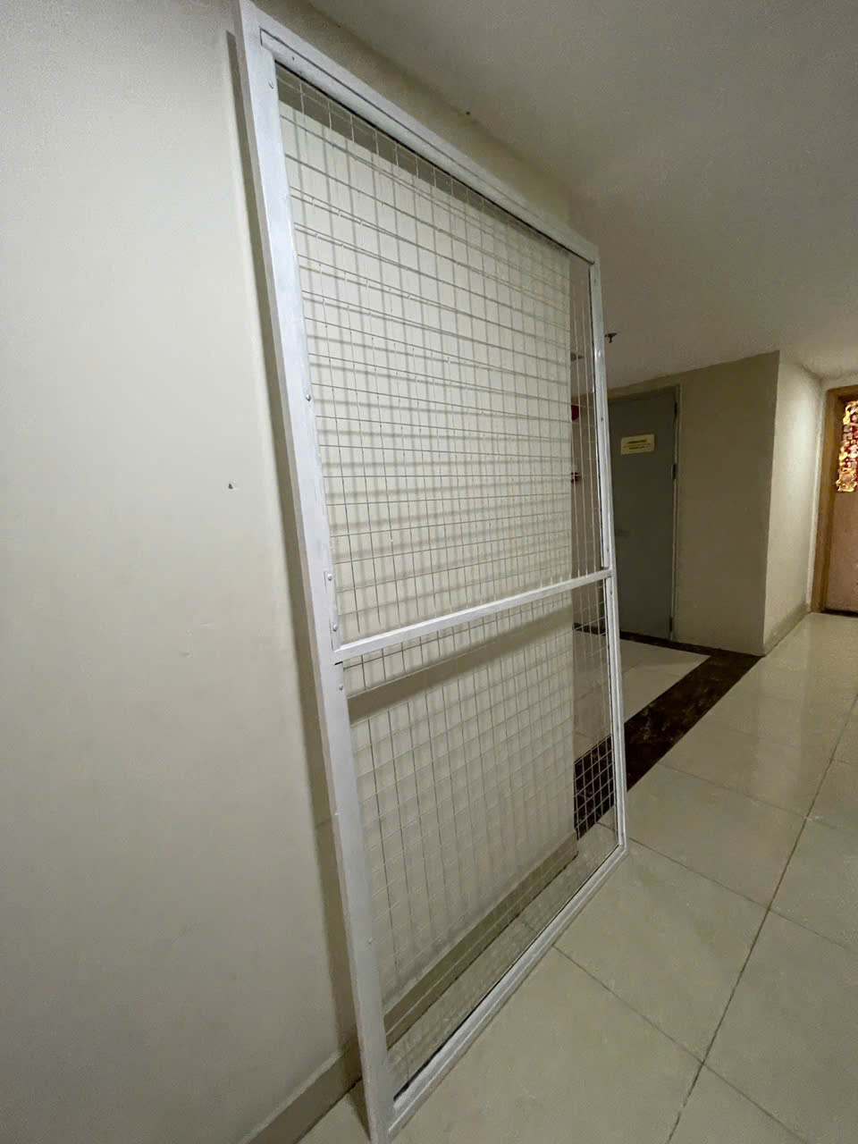 Lưới an toàn đan thành cửa đi đóng mở