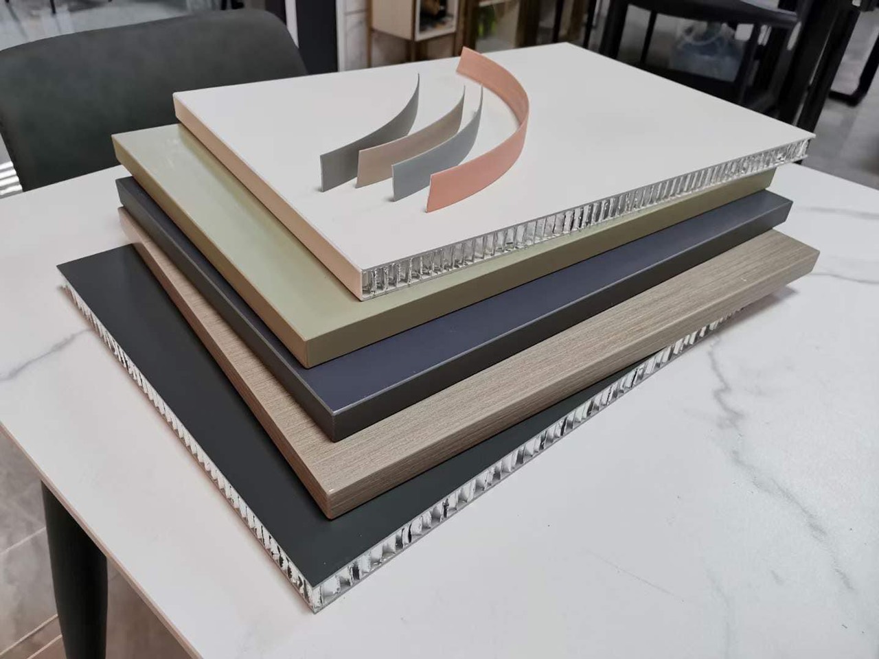 Tấm nhôm tổ ong bình dân