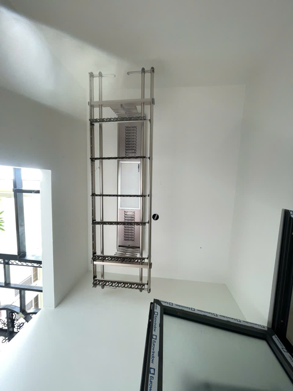 Thu gọn giàn phơi về trần khi không sử dụng