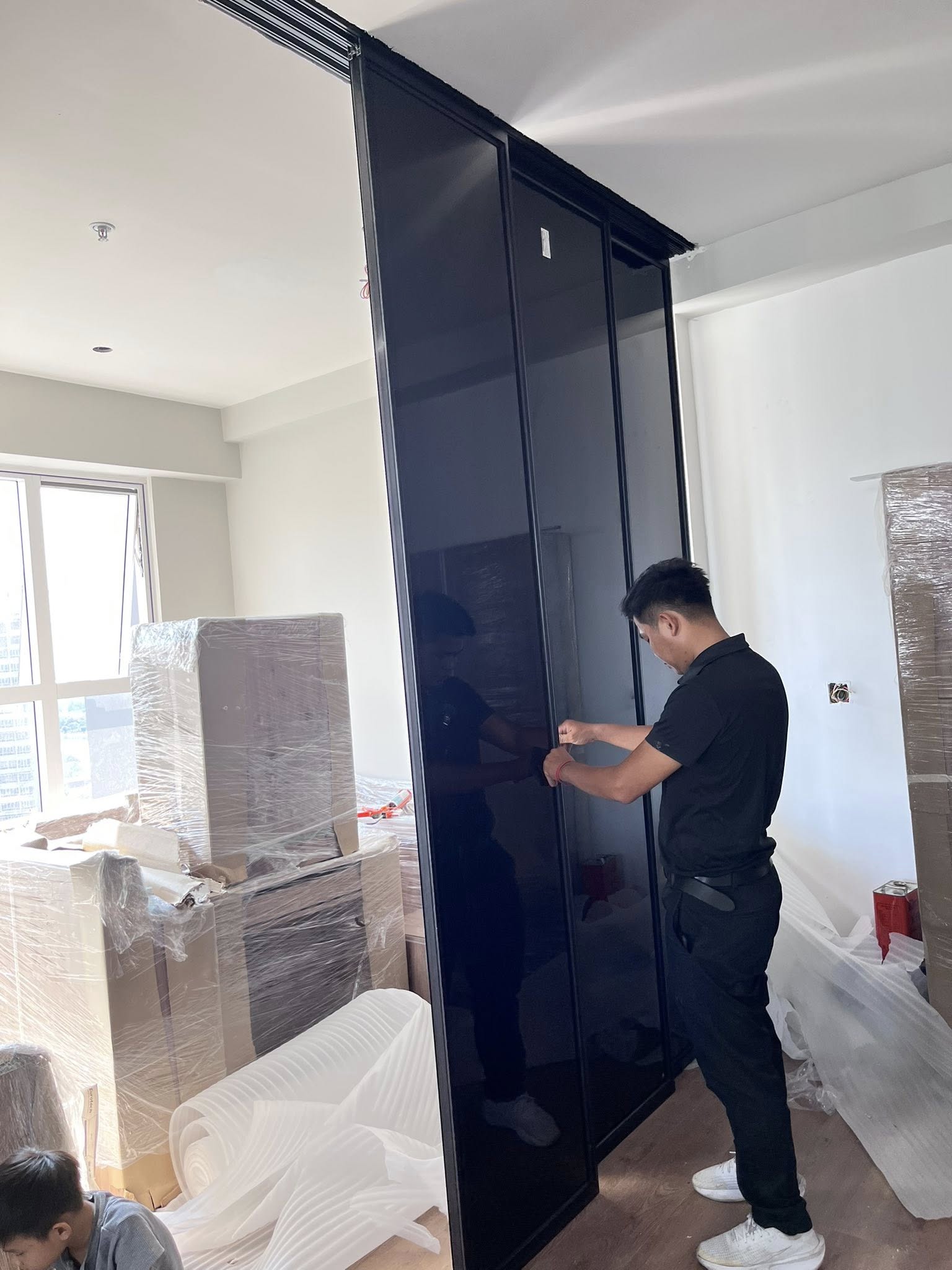 Vách ngăn phòng Slim kính màu đen che tầm nhìn