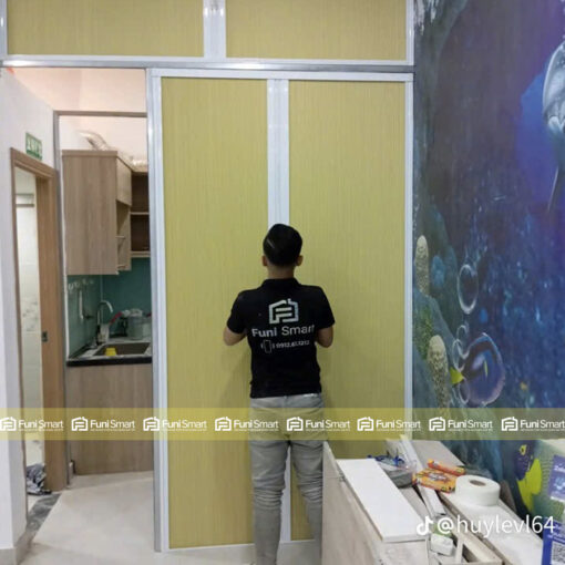 Vách ngăn phòng bếp với phòng khách bằng cửa xếp rèm tổ ong