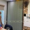 Vách ngăn phòng làm việc xếp gọn rèm tổ ong