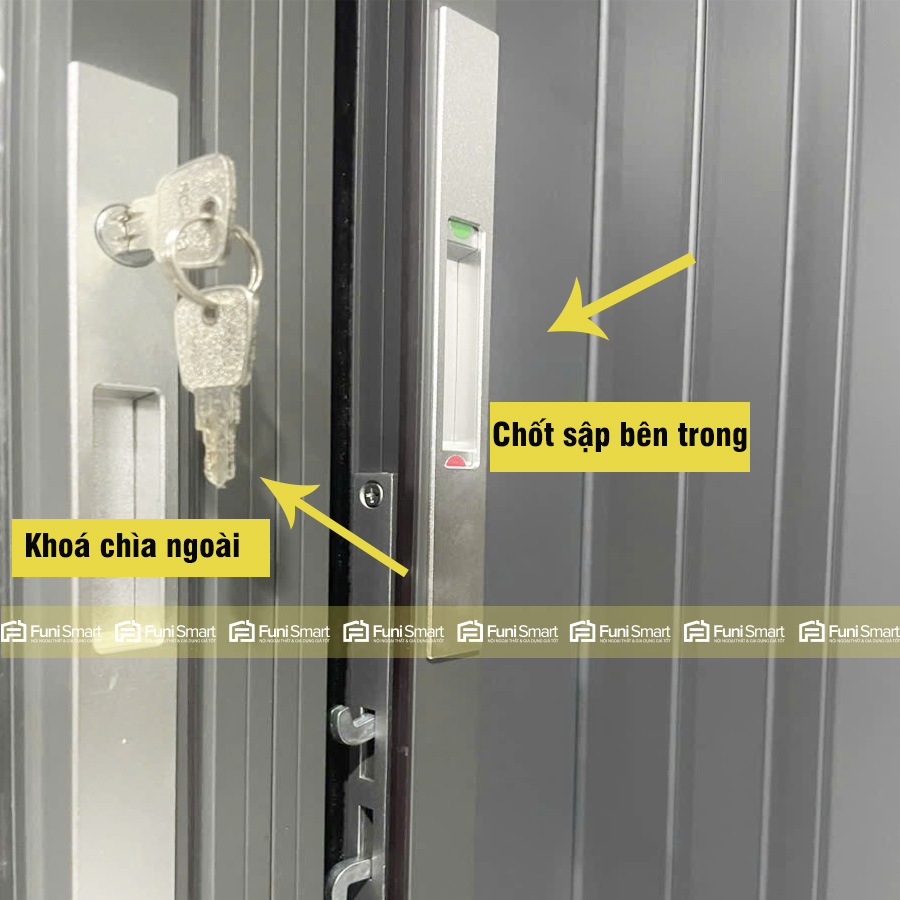Chi tiết khóa chìa chốt sập chủ động của cửa xếp lá nhôm Funismart