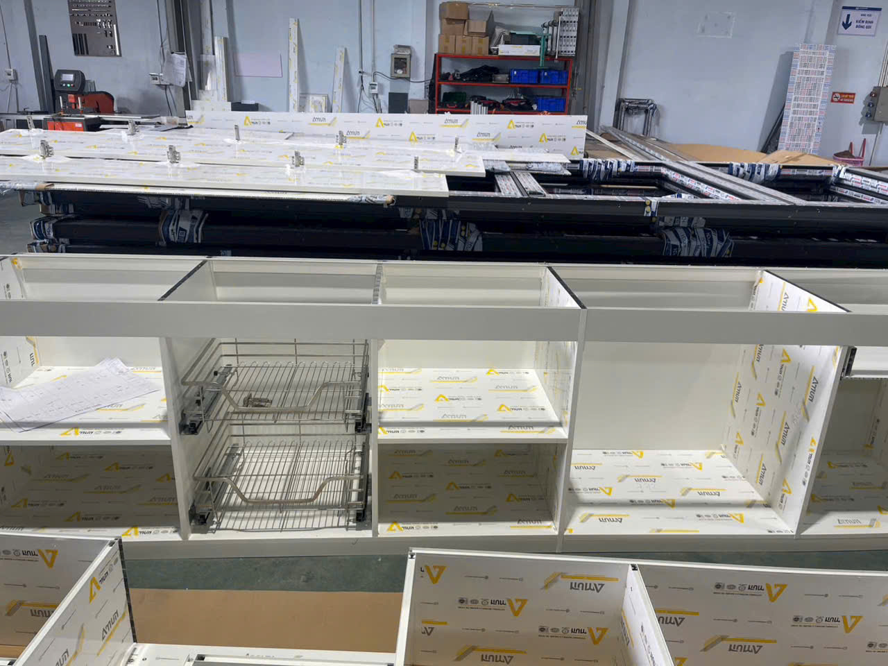 Chi tiết tủ bếp đẹp từ nhôm nguyên tấm