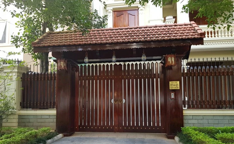 Cổng gỗ hiện đại, sang trọng