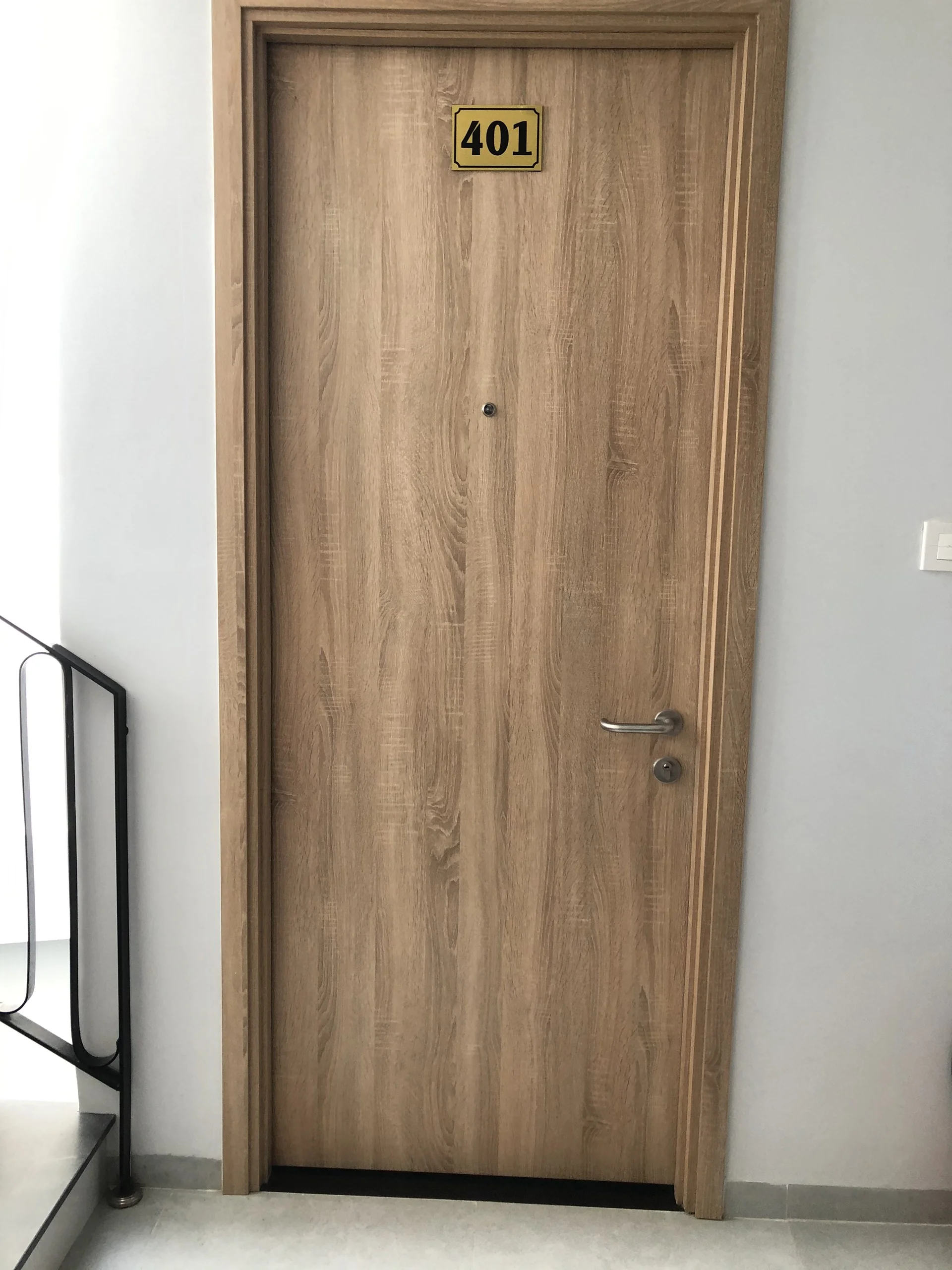 Cửa gỗ công nghiệp làm cửa chính