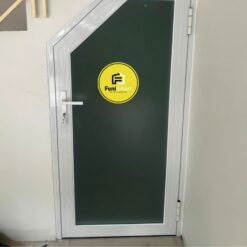 Cửa nhà vệ sinh đóng mở