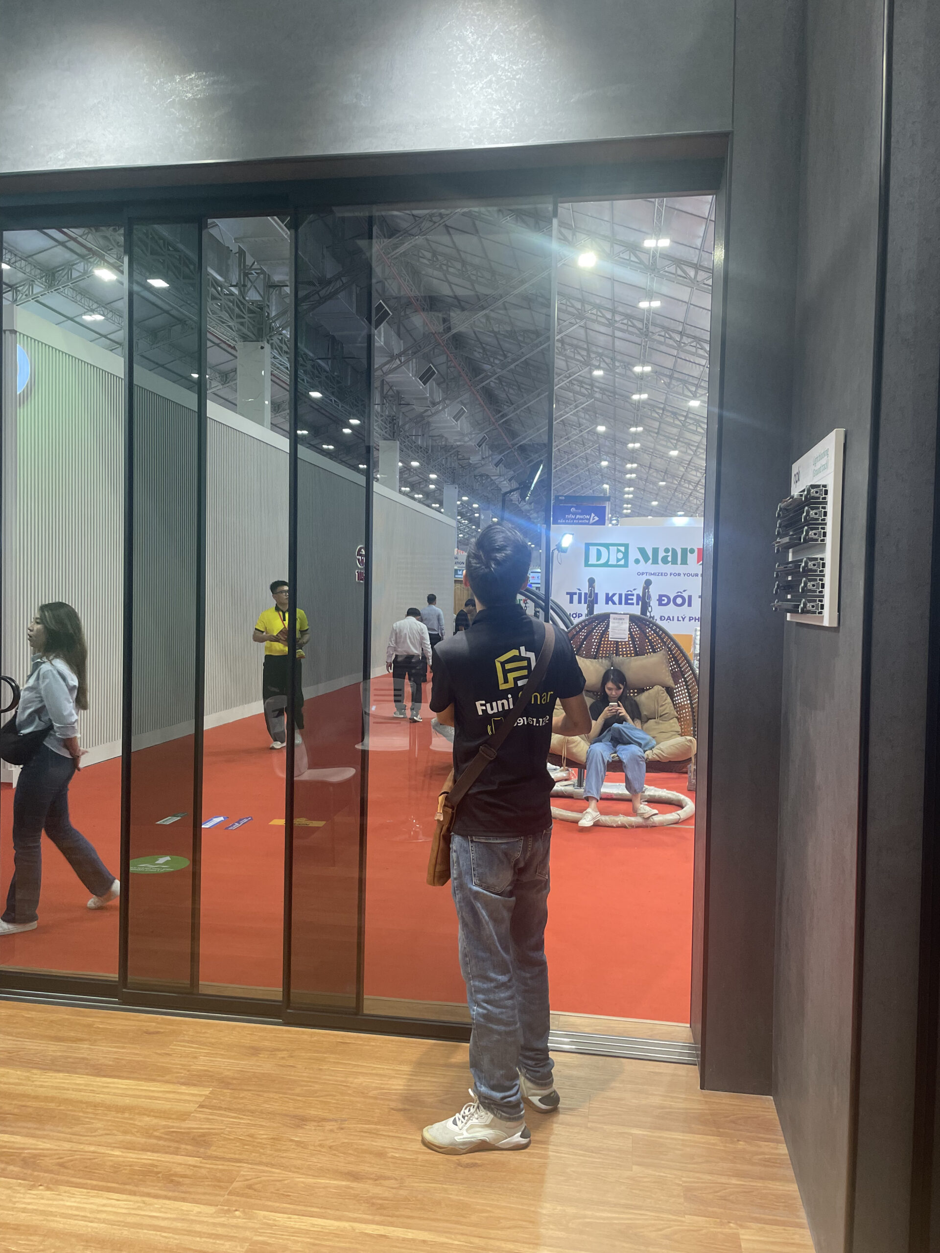 Cửa slim lùa có ray dưới kéo trượt mượt mà