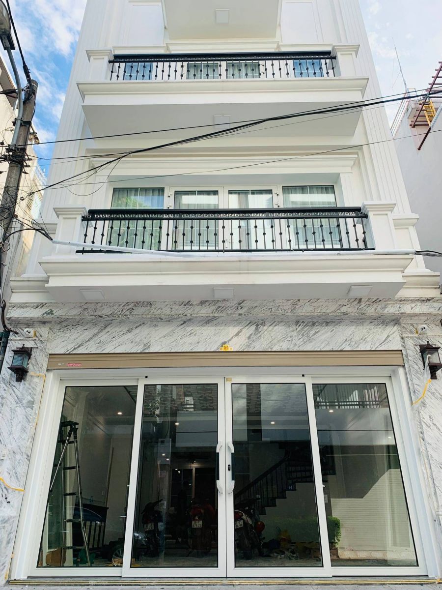 Cửa trượt quay nhôm màu trắng với kính cường lực