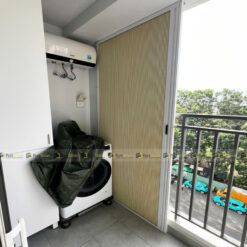 Cửa xếp ban công che mưa nắng máy giặt