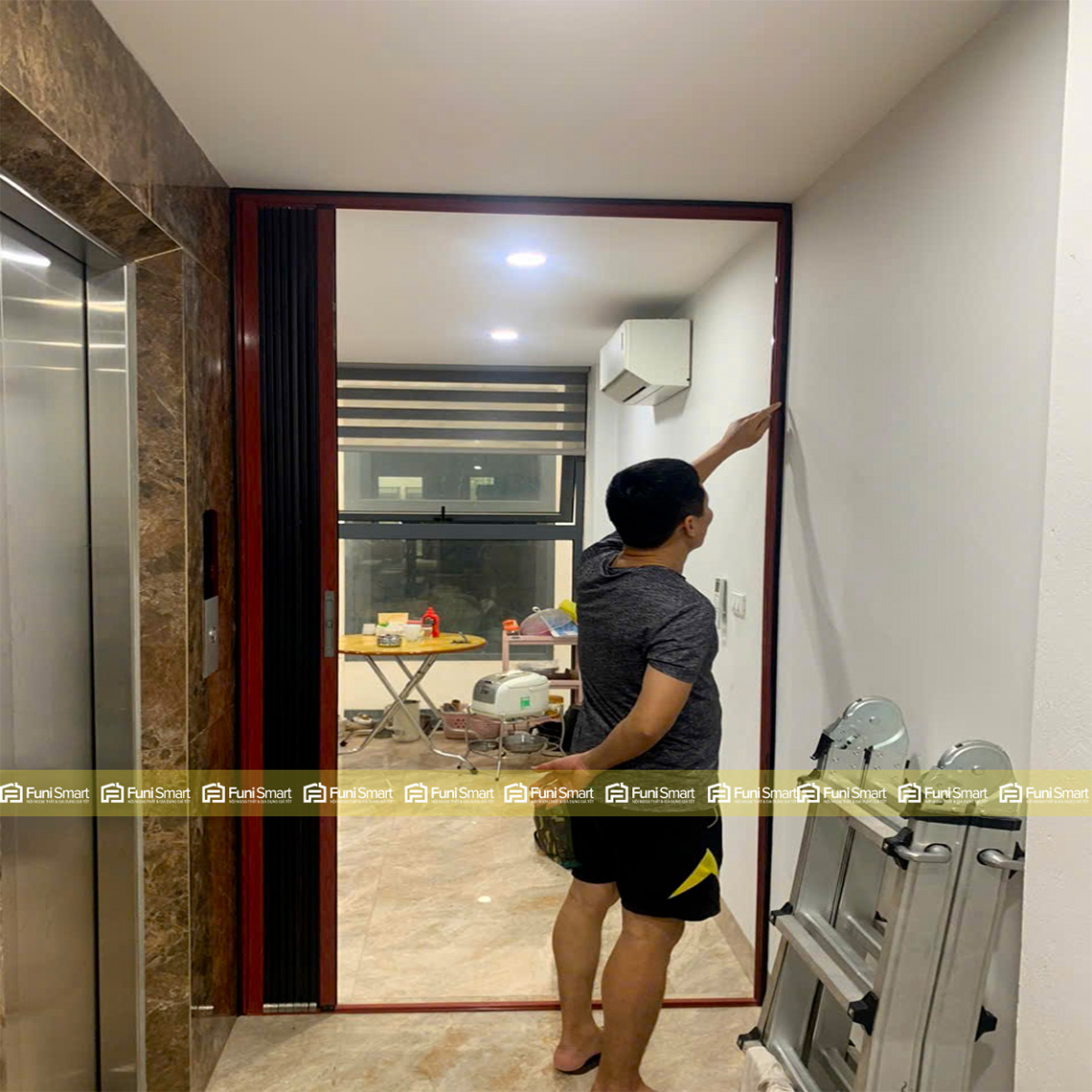 Cửa xếp lá nhôm vân gỗ lá nhựa màu trà