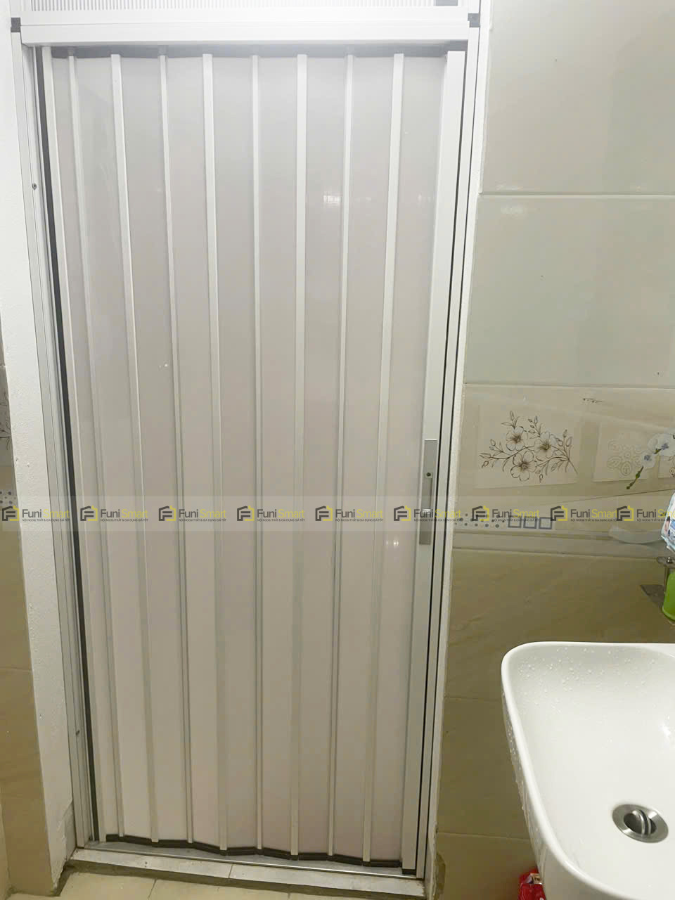 Cửa xếp lá nhựa nhà vệ sinh trắng đục Funismart