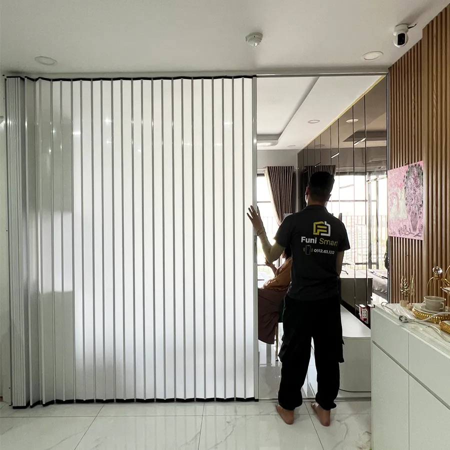 Cửa xếp lá nhựa màu trắng đục ( trắng mờ ) nhà Funismart đẹp đẳng cấp