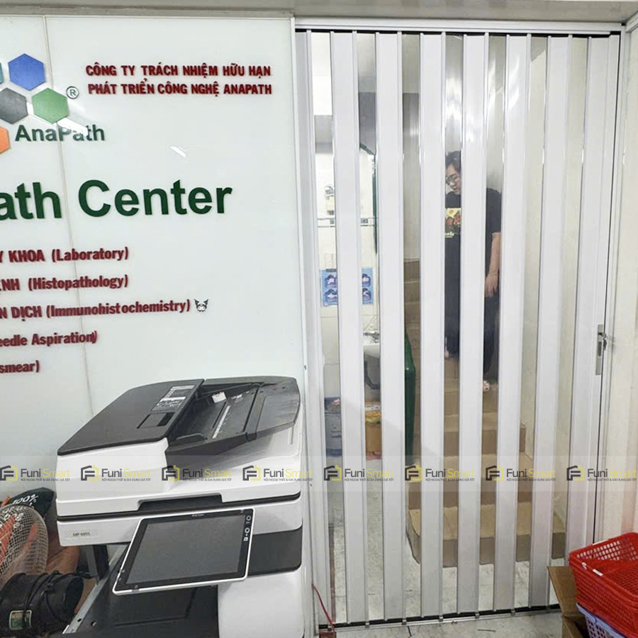 Cửa xếp lá nhựa xen kẻ lá nhựa trắng đục và lá nhựa trong