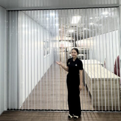 Cửa xếp lá nhựa trong suốt 2026 trắng hiện đại xuyên sáng