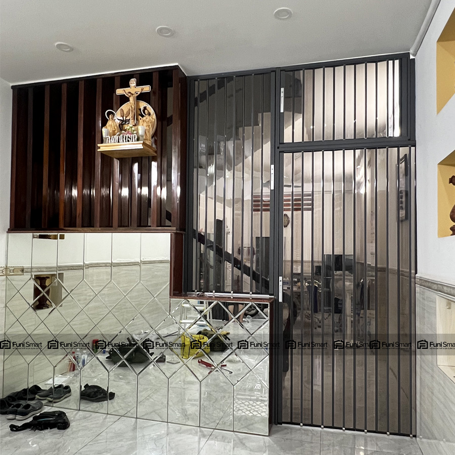 Vách ngăn cầu thang xếp nhôm lá trà