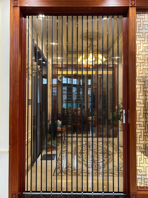 cửa xếp nhôm lá nhựa màu trà kết hợp nội thất gỗ