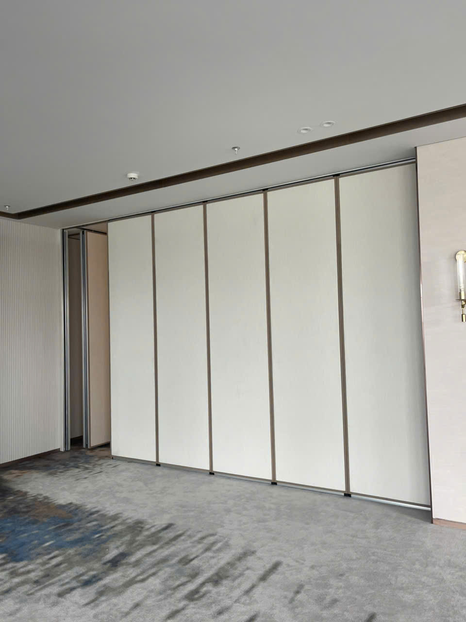 Mẫu vách ngăn gỗ MDF di động đẹp