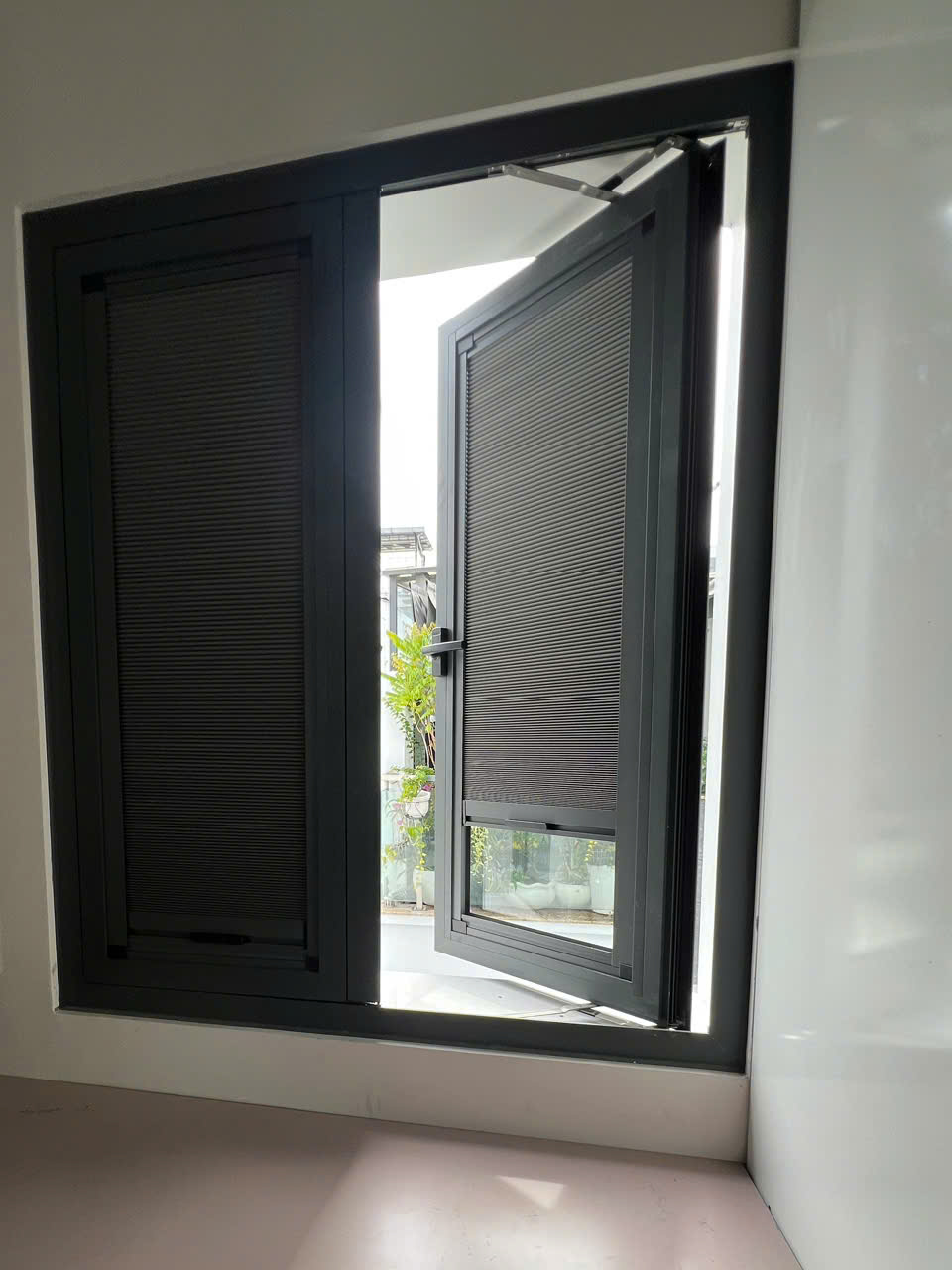 Rèm tổ ong cửa nhôm xingfa - trên kính