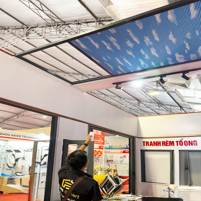 Rèm tổ ong tự động Funismart điều khiển từ xa che giếng trời hoặc thông tầng Rèm tổ ong tự động Funismart điều khiển từ xa che giếng trời hoặc thông tầng