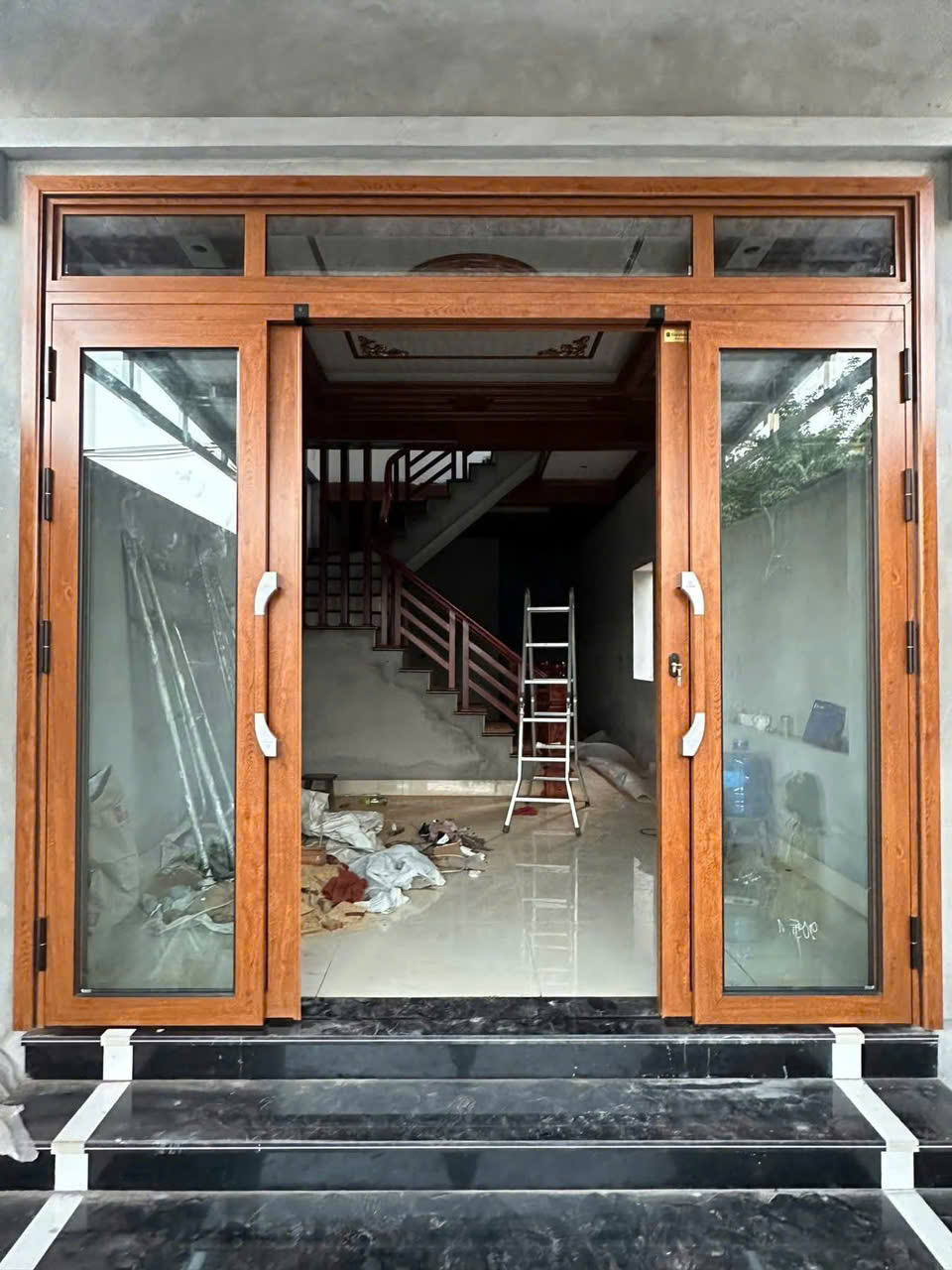 Công trình thi công cửa trượt quay Eurotech màu vân gỗ