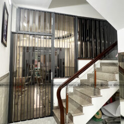 Vách ngăn cầu thang tam cấp xếp nhôm lá trà