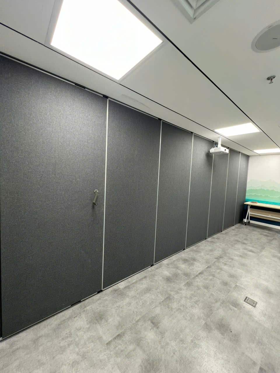 Vách ngăn di động gỗ MDF trượt đẹp cho phòng họp