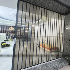 Cửa xếp lá nhựa màu trà vách ngăn 1 cánh rộng